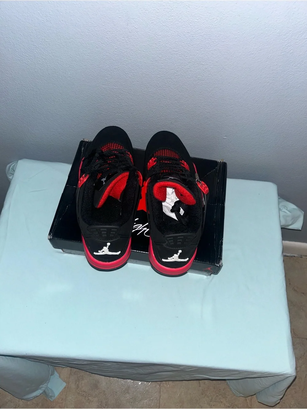 Jordan Men's Black and Red Retro Basketball Sneakers